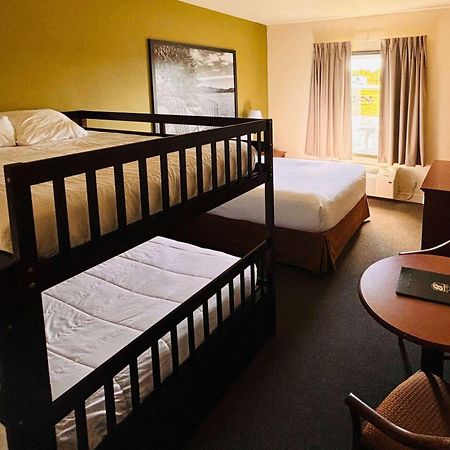 Super 8 by Wyndham Amherst NS Eksteriør billede